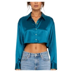 Haut court oversize en charmeuse de soie bleue MC Lyons, avec boutons