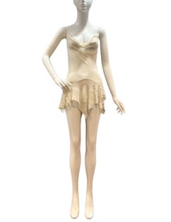 Robe de cocktail « fée » en mousseline de soie crème brodée de perles, issue de la collection Morphew et fabriquée à partir de matériaux recyclés