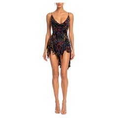Robe de cocktail Morphew Collection, en mousseline de soie noire multicolore, ornée de perles et doublée
