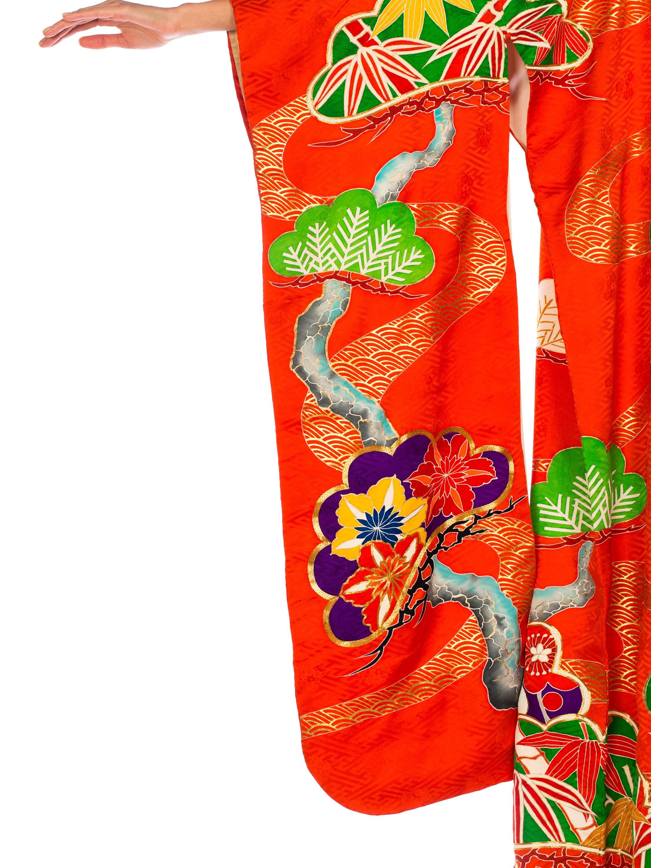 Lange bestickte Bambusblume aus roter Seide und orangefarbenem Metallic aus den 1960er Jahren  Kimono-Kimono (Rot) im Angebot