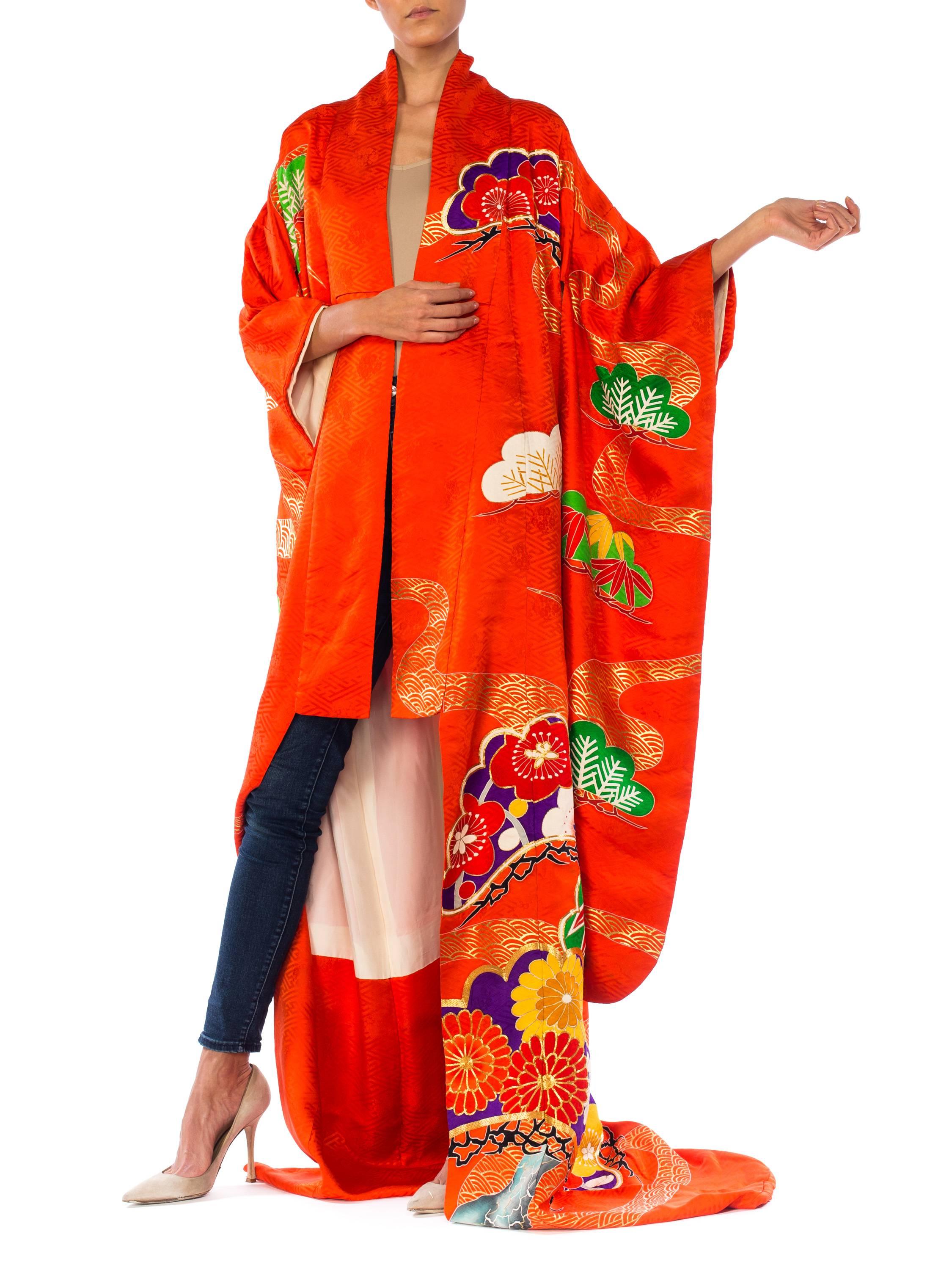 Lange bestickte Bambusblume aus roter Seide und orangefarbenem Metallic aus den 1960er Jahren  Kimono-Kimono Damen im Angebot