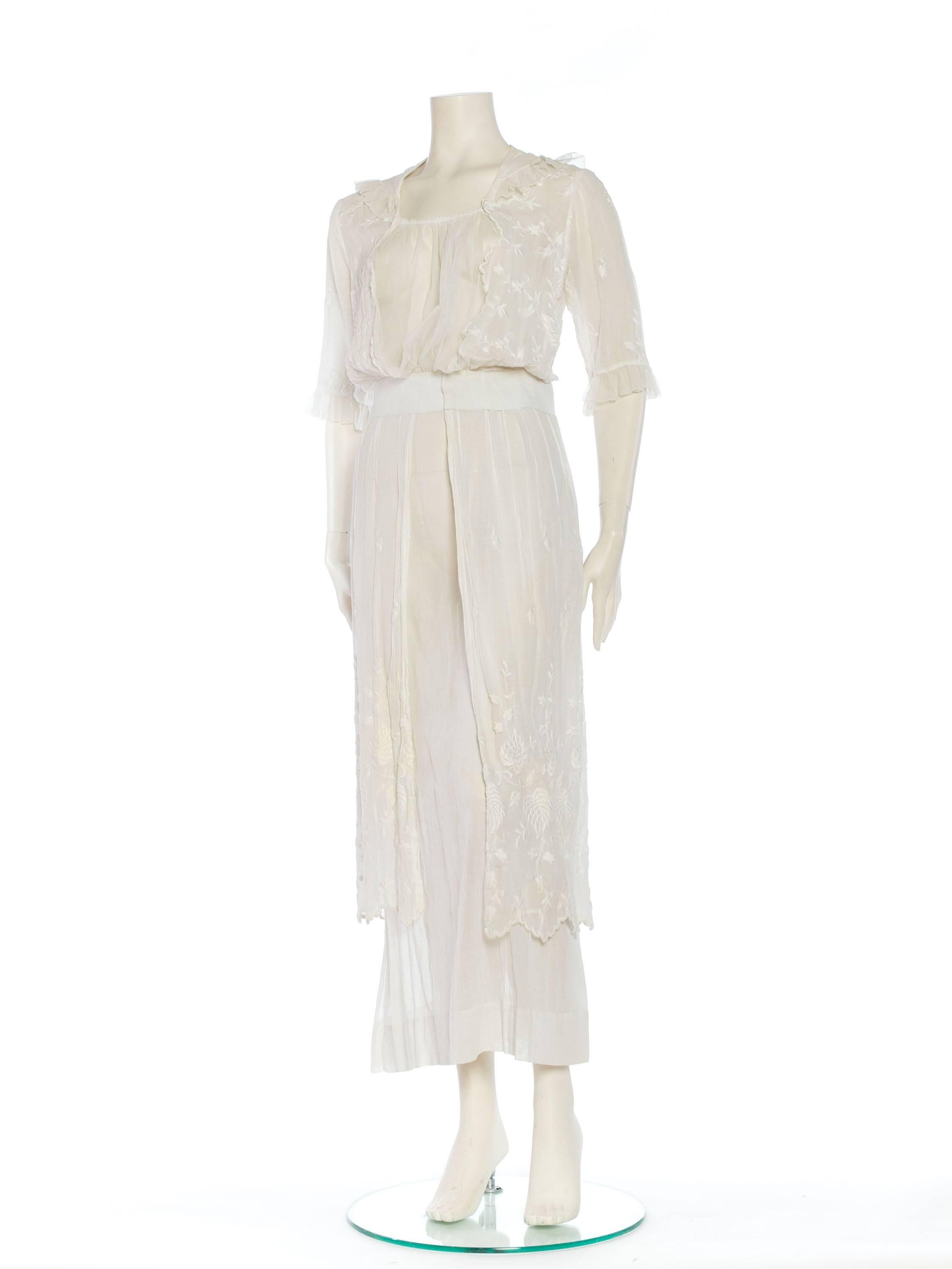 Beige 1910S Robe de thé édouardienne en voile de coton brodé blanc avec manches en vente