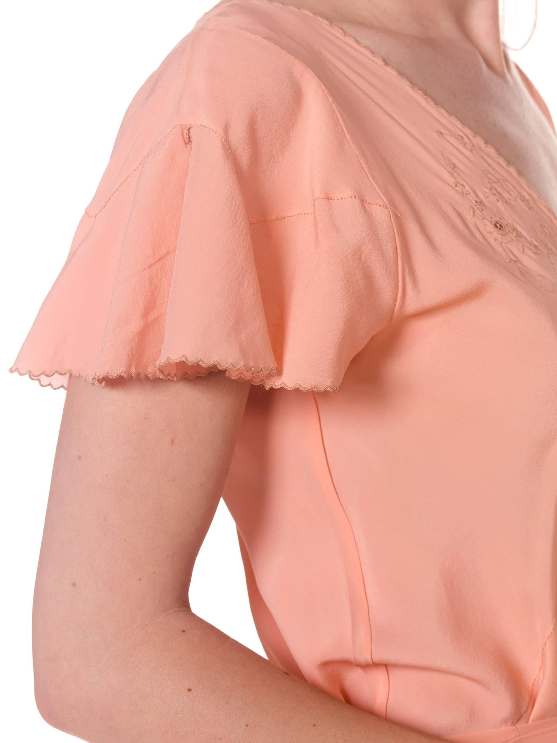 1930S Peach Bias Cut Silk Crepe De Chine Flutter Sleeve Couture Hand Sewn Negli For Sale 5