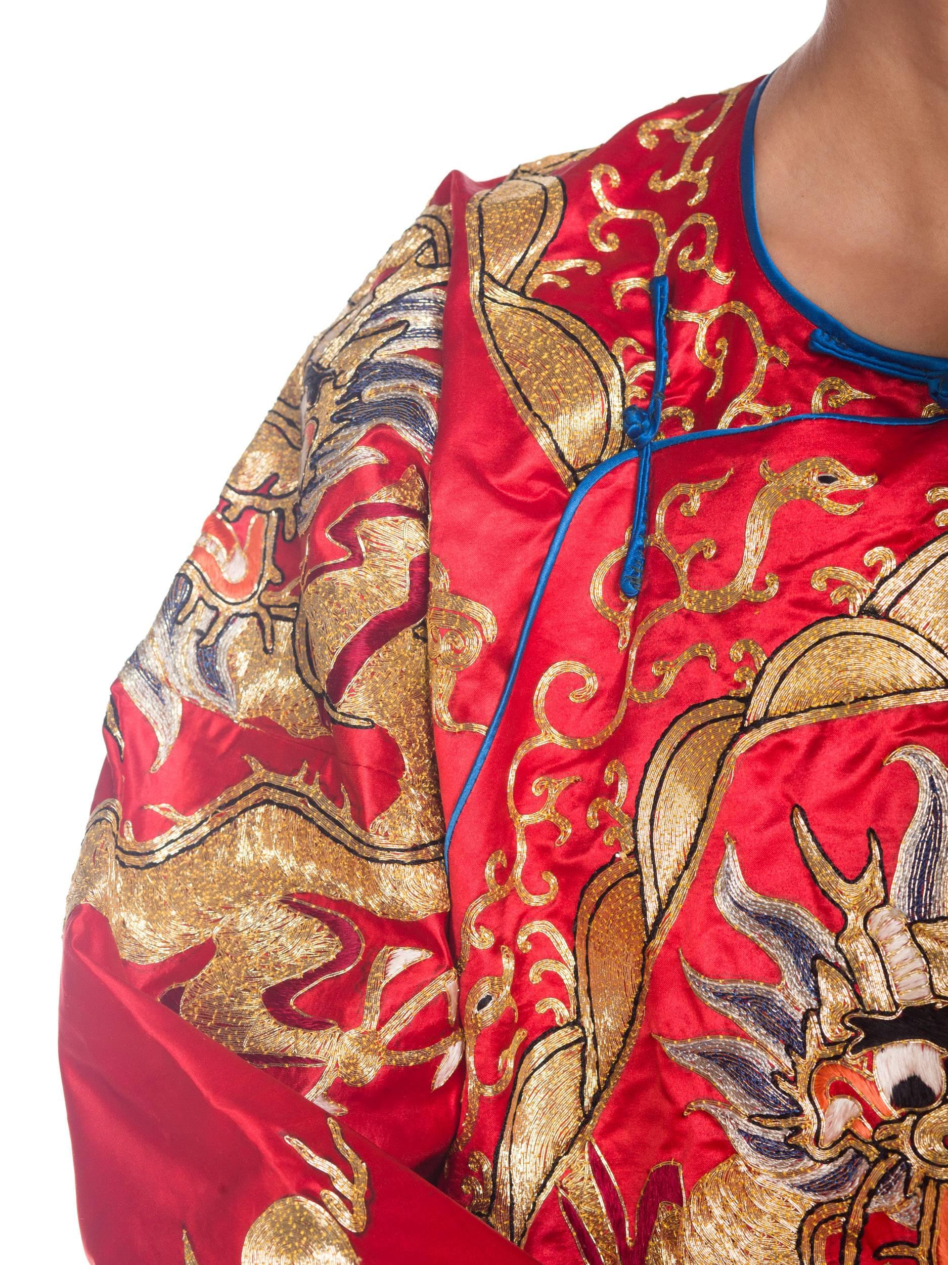 1950er Jahre Rote chinesische Oper in Metallic mit goldenen Drachen bestickt  Kimono-Robe im Angebot 5