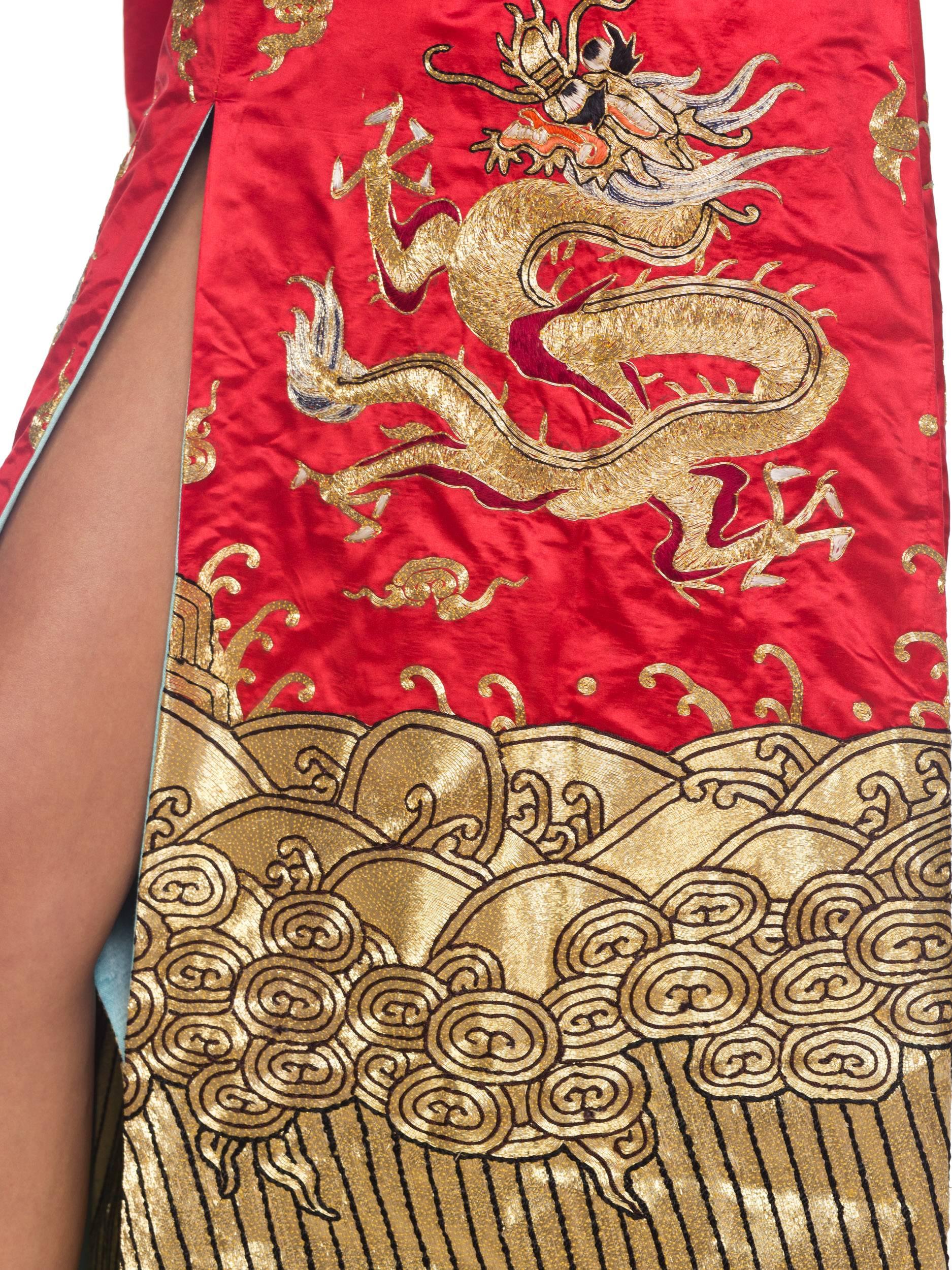 1950er Jahre Rote chinesische Oper in Metallic mit goldenen Drachen bestickt  Kimono-Robe im Angebot 6