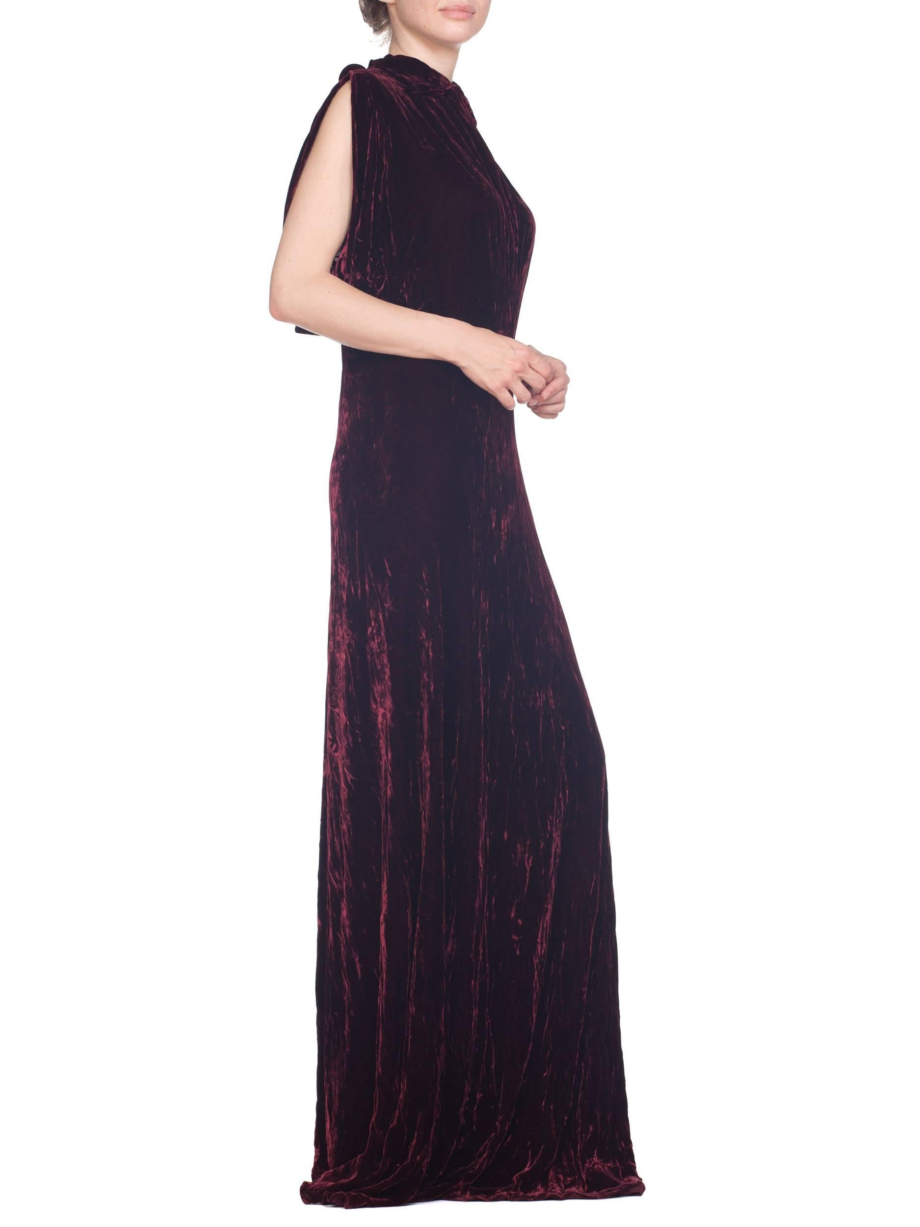 Burgunderfarbenes, schräg geschnittenes Kleid aus Seidensamt mit drapiertem Mieder und offenen Ärmeln aus den 1930er Jahren XL im Angebot 2
