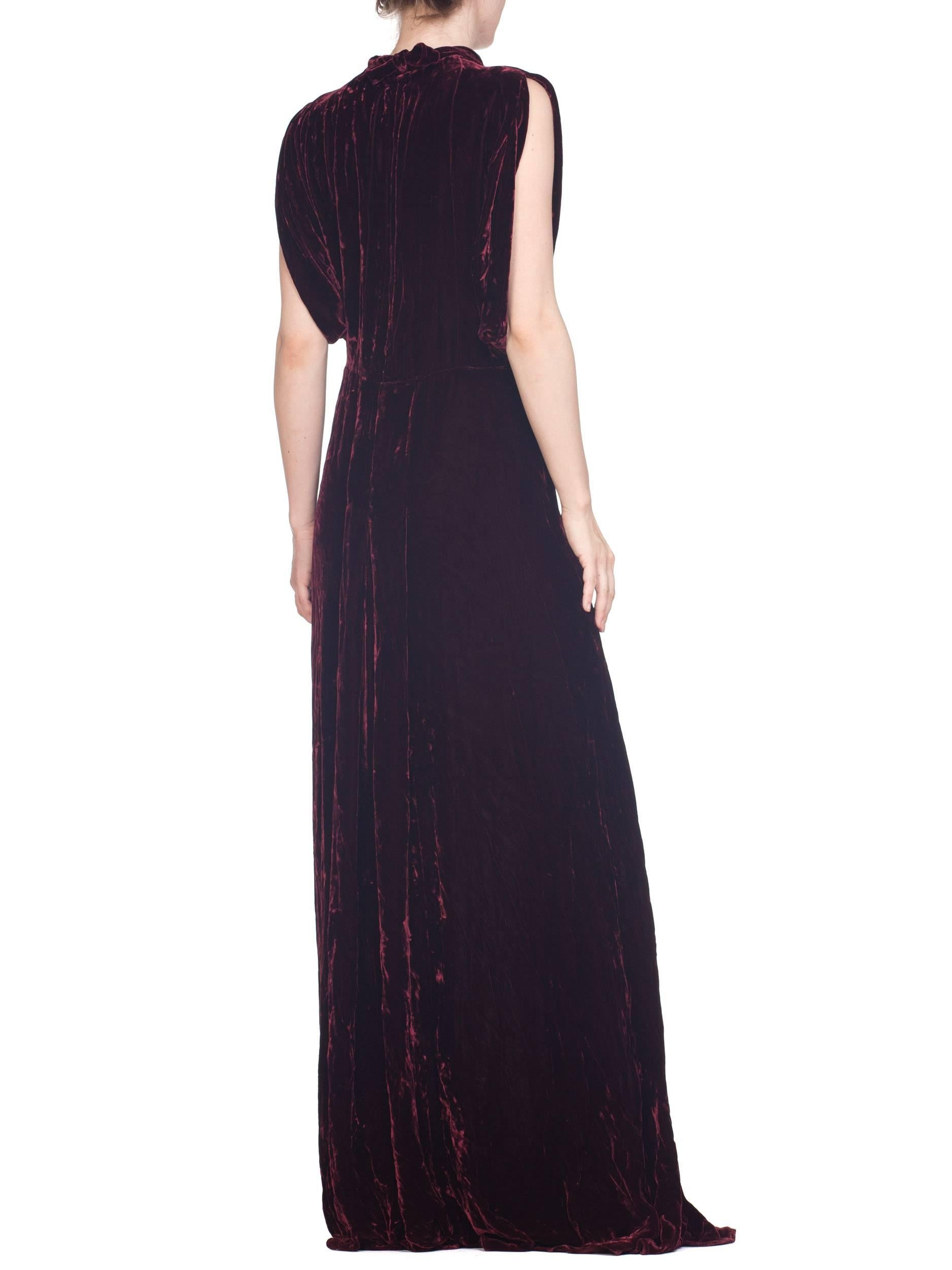 Burgunderfarbenes, schräg geschnittenes Kleid aus Seidensamt mit drapiertem Mieder und offenen Ärmeln aus den 1930er Jahren XL im Angebot 3