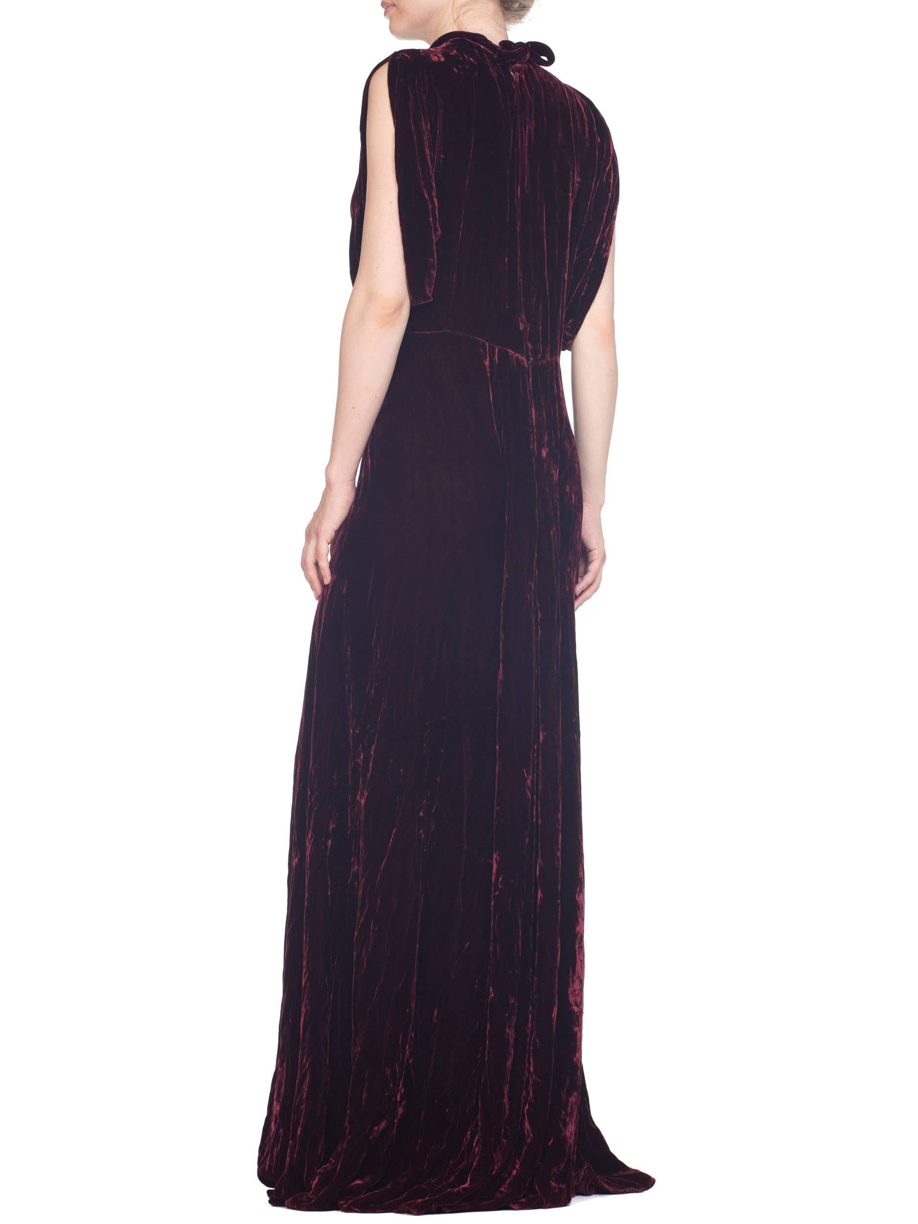 Burgunderfarbenes, schräg geschnittenes Kleid aus Seidensamt mit drapiertem Mieder und offenen Ärmeln aus den 1930er Jahren XL im Angebot 5