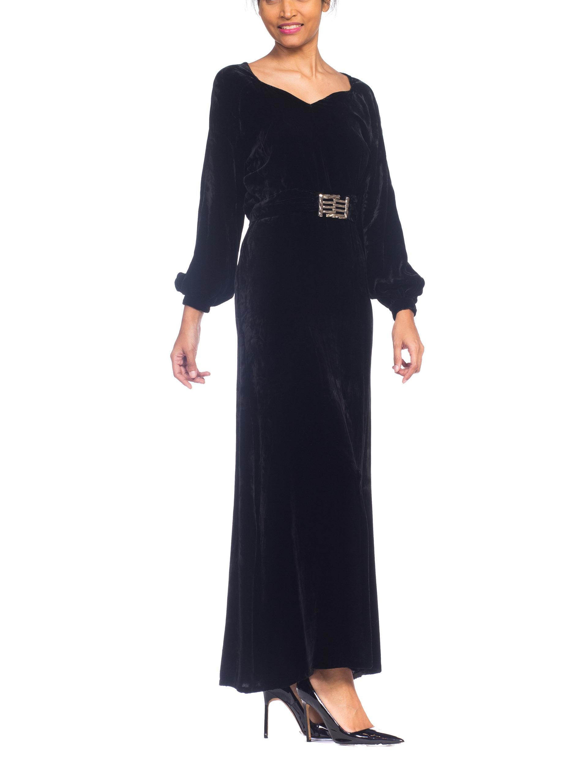Schwarzes langärmeliges Kleid aus Seidensamt aus den 1930er Jahren mit verchromter Art-Déco-Schnalle im Zustand „Hervorragend“ im Angebot in New York, NY