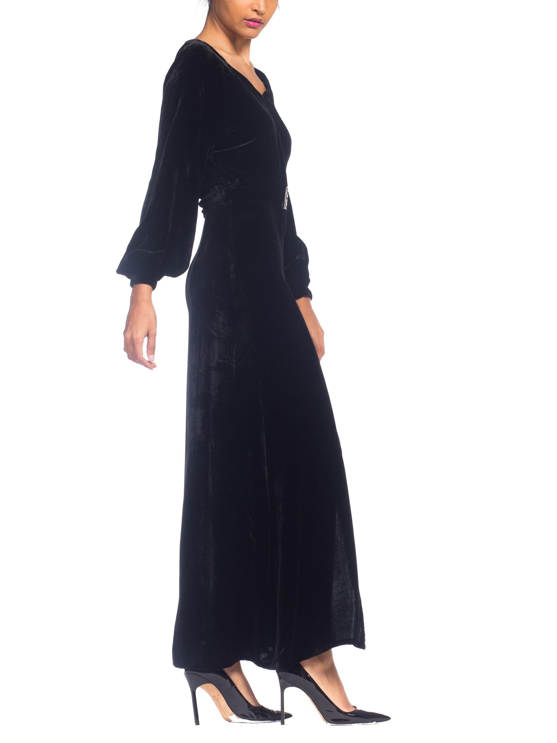 Schwarzes langärmeliges Kleid aus Seidensamt aus den 1930er Jahren mit verchromter Art-Déco-Schnalle im Angebot 1