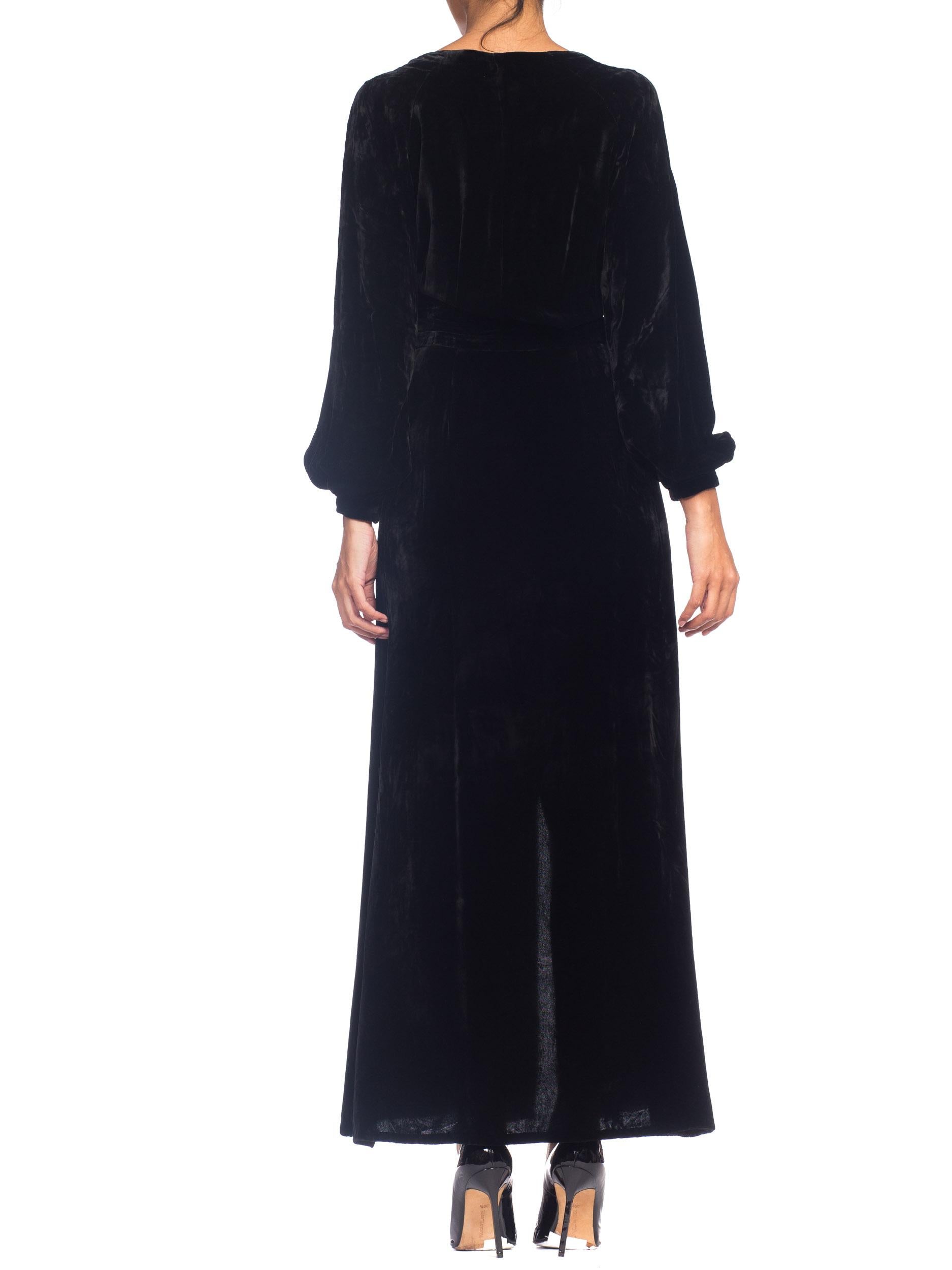 Schwarzes langärmeliges Kleid aus Seidensamt aus den 1930er Jahren mit verchromter Art-Déco-Schnalle im Angebot 3