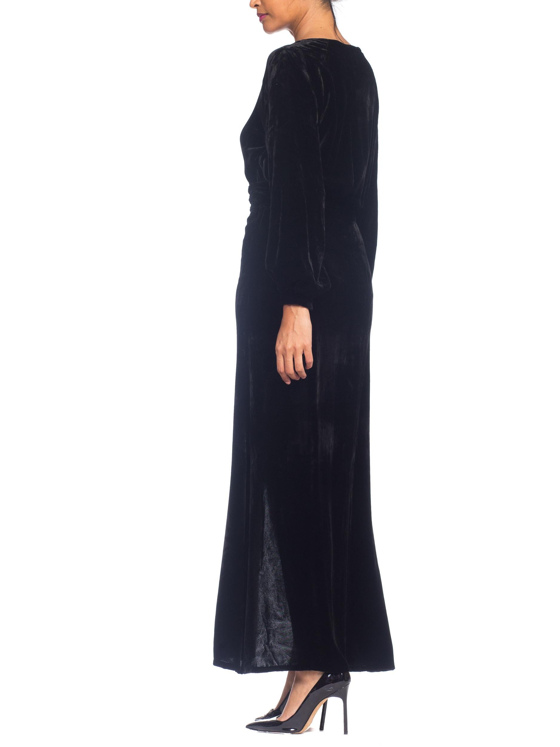 Schwarzes langärmeliges Kleid aus Seidensamt aus den 1930er Jahren mit verchromter Art-Déco-Schnalle im Angebot 4