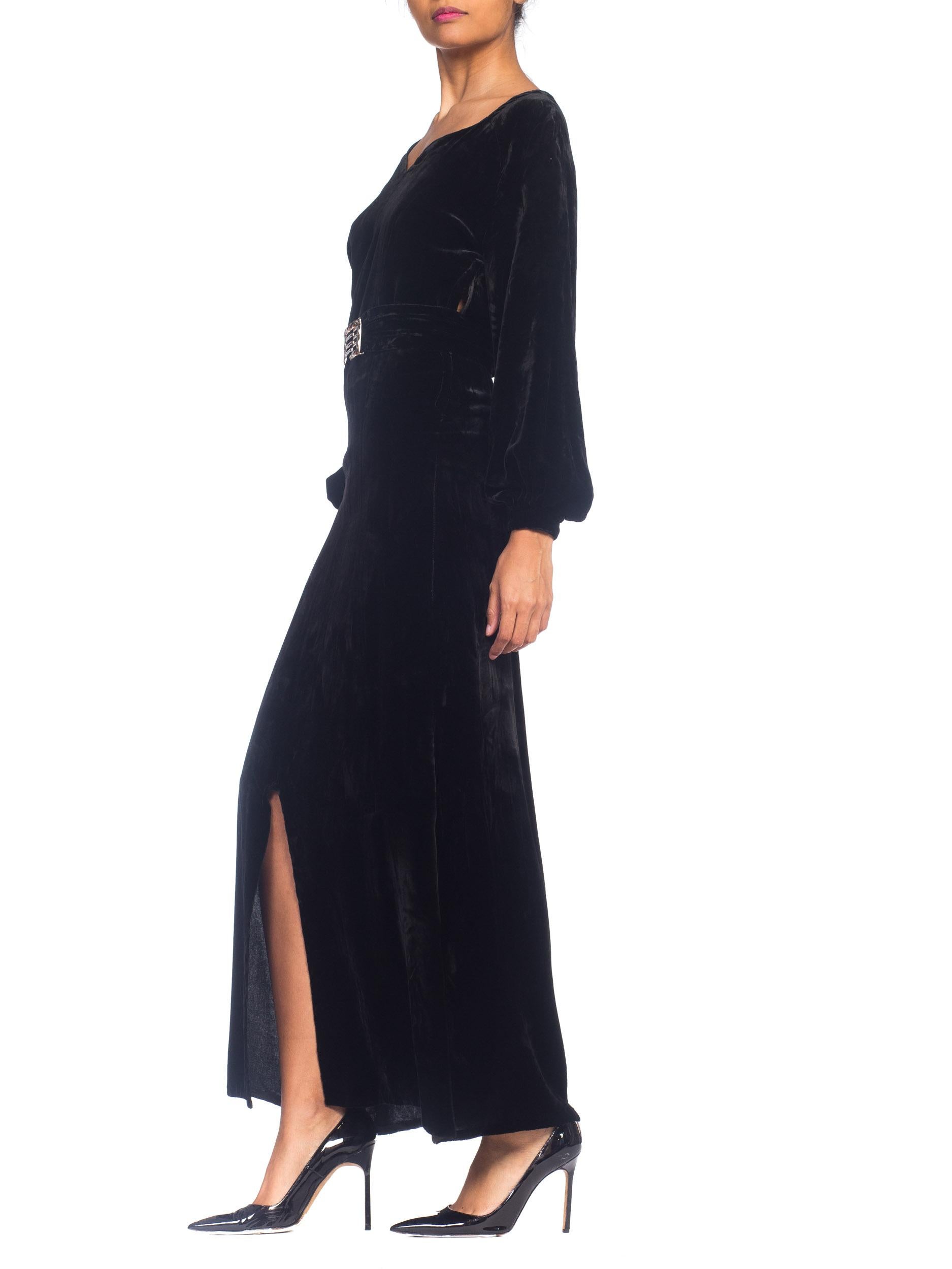 Schwarzes langärmeliges Kleid aus Seidensamt aus den 1930er Jahren mit verchromter Art-Déco-Schnalle im Angebot 5