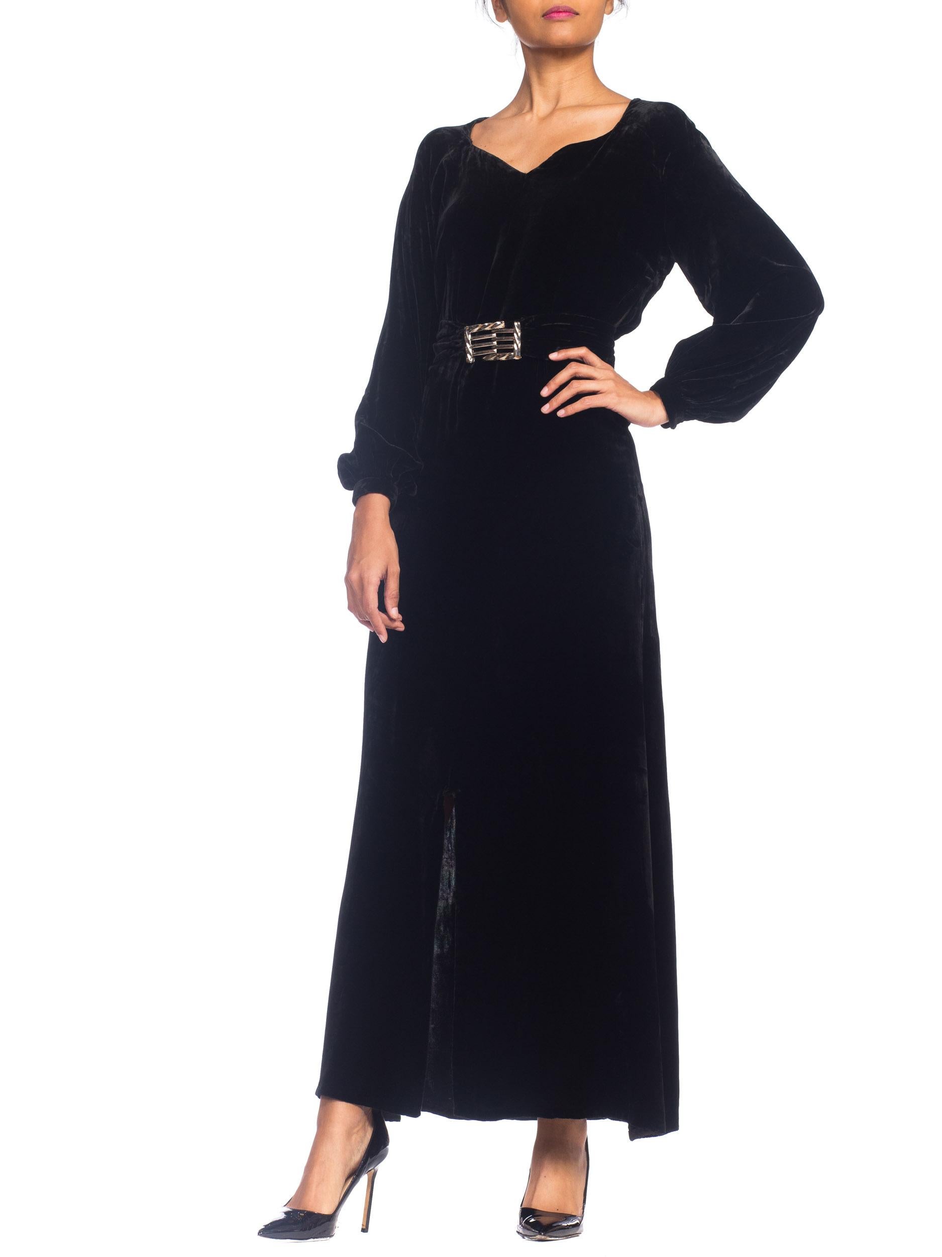 Schwarzes langärmeliges Kleid aus Seidensamt aus den 1930er Jahren mit verchromter Art-Déco-Schnalle im Angebot 7