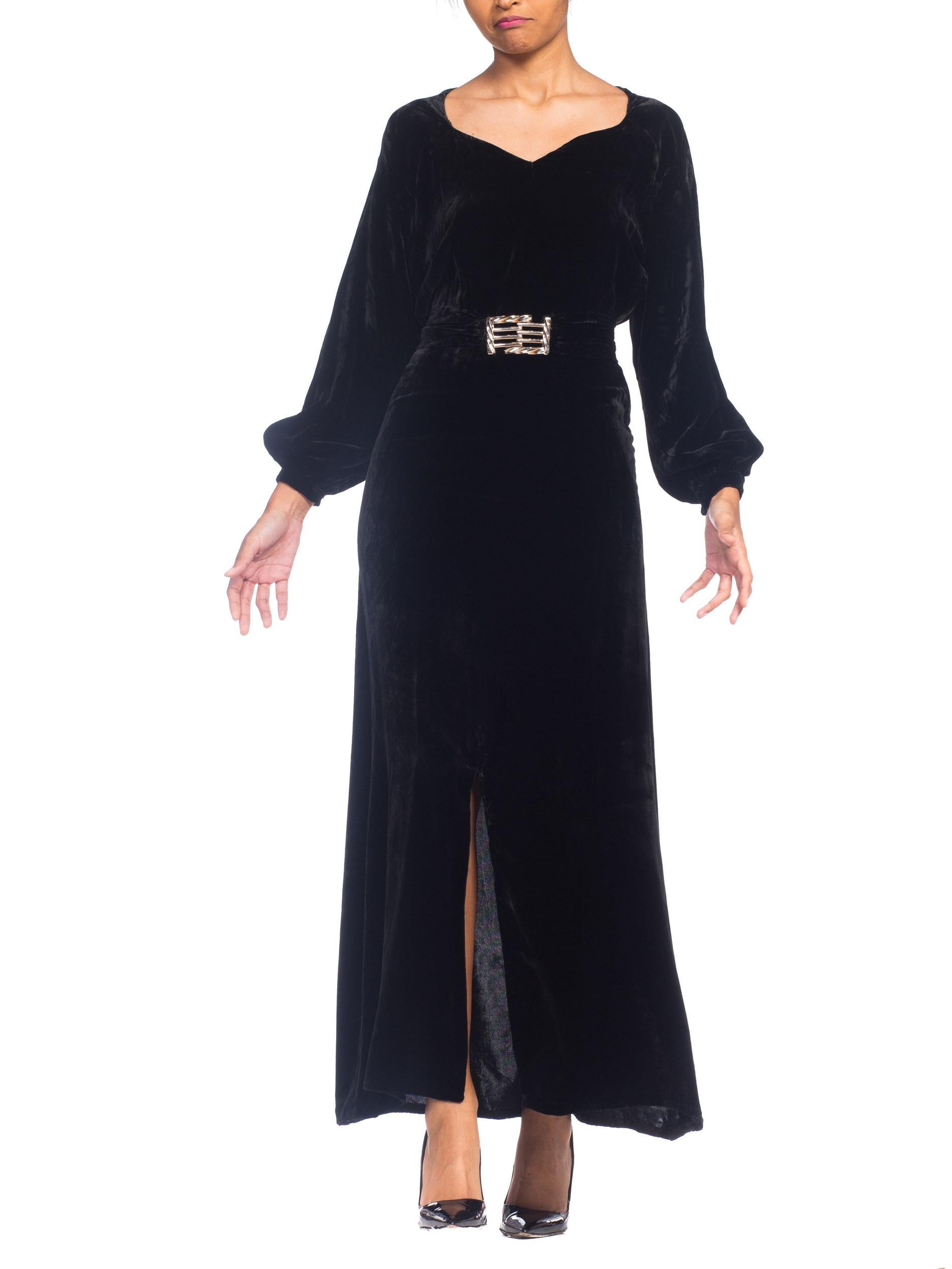 Schwarzes langärmeliges Kleid aus Seidensamt aus den 1930er Jahren mit verchromter Art-Déco-Schnalle im Angebot 8