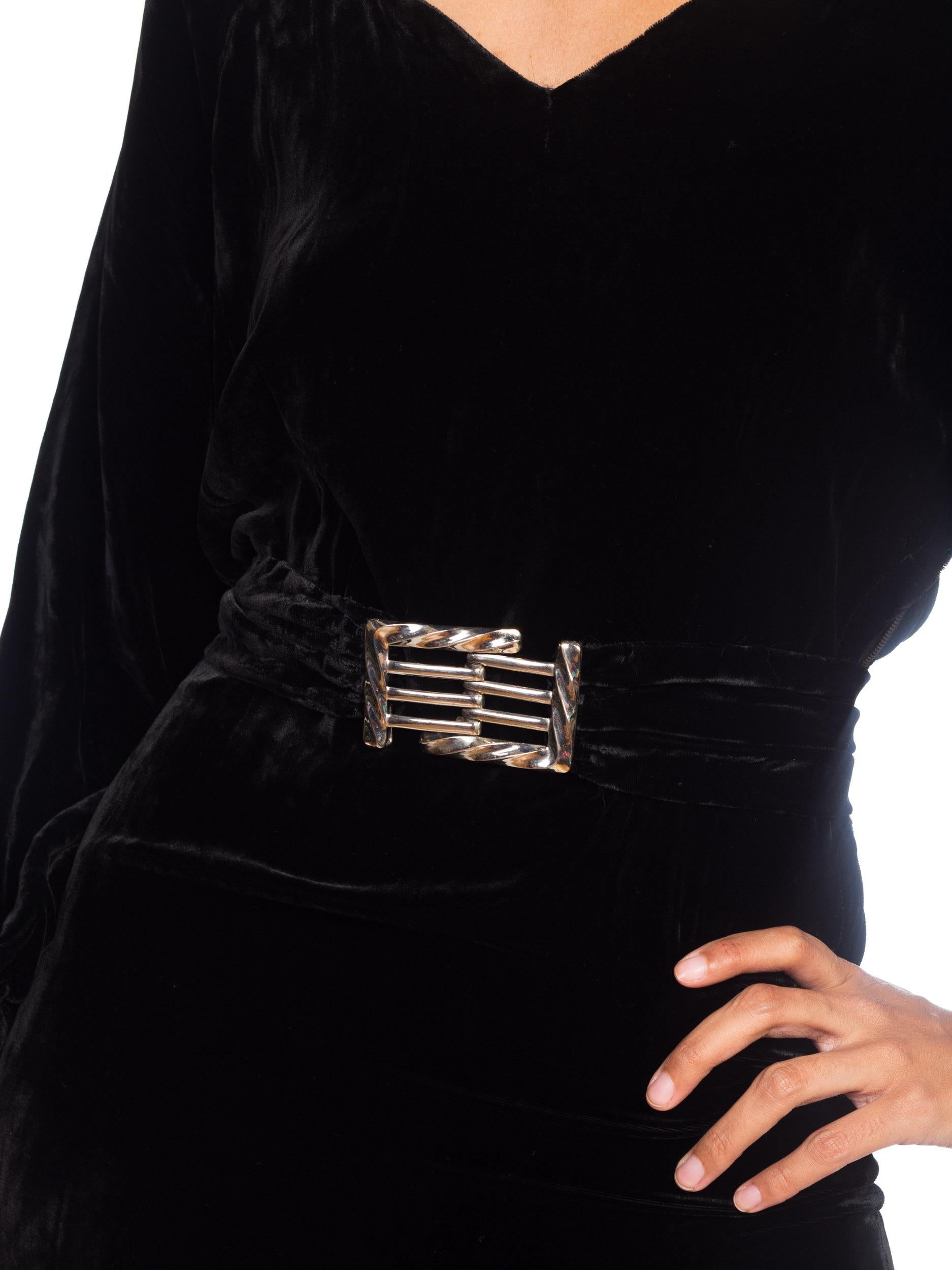 Schwarzes langärmeliges Kleid aus Seidensamt aus den 1930er Jahren mit verchromter Art-Déco-Schnalle im Angebot 9