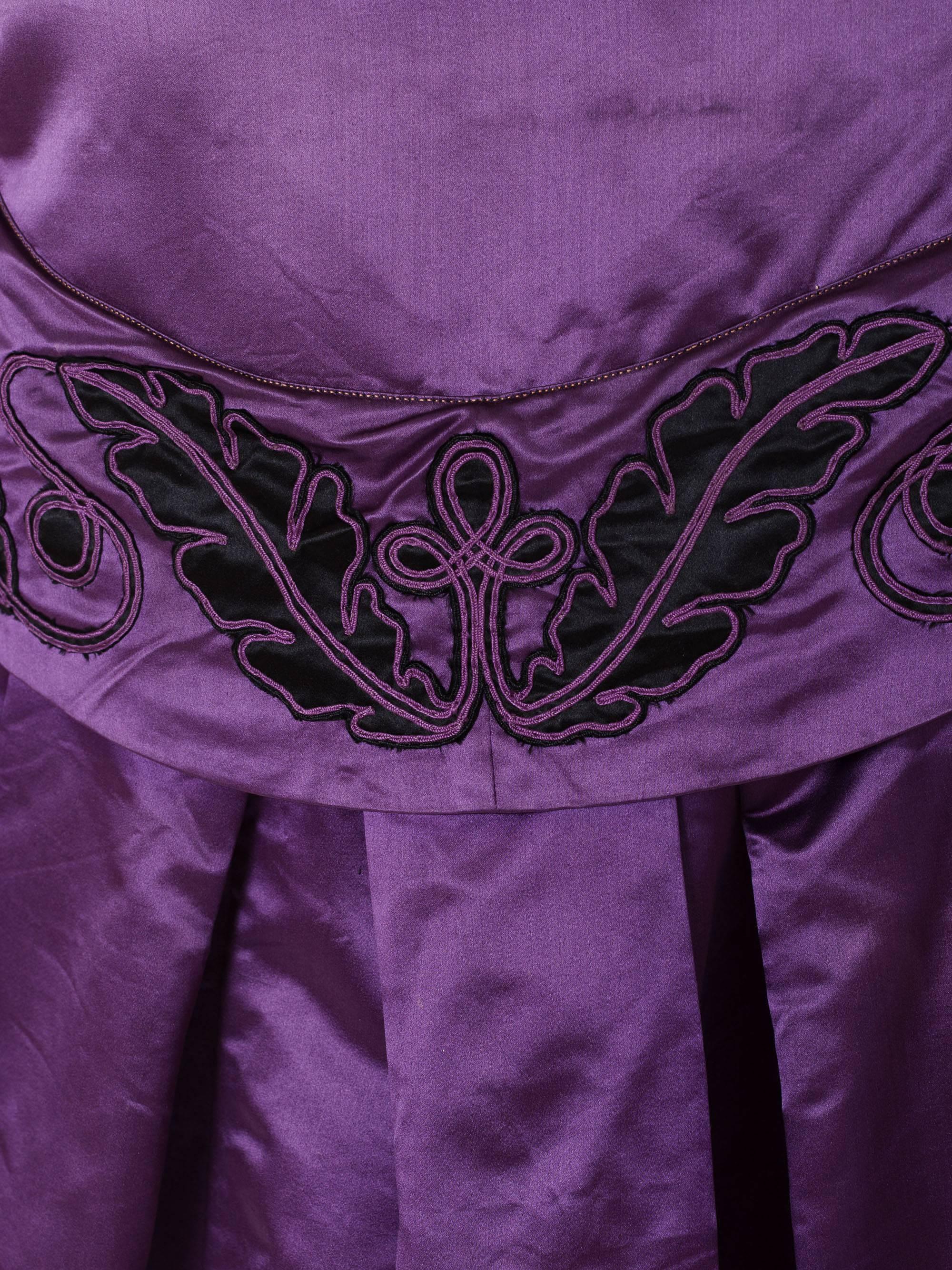 Victorian Purple & Black Silk Satin 1850-70 Cape With Hand-Quilted Lining Appli For Sale 2