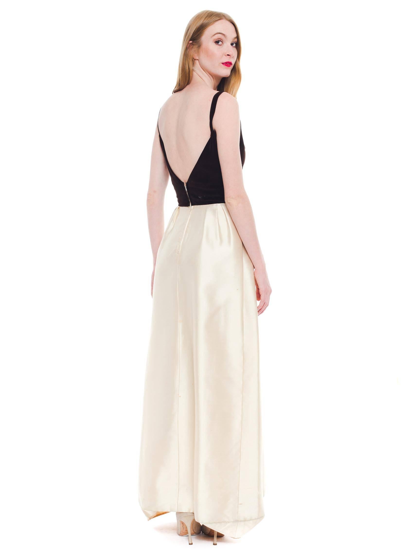1950er Jahre NINA RICCI Elfenbeinfarbenes Kleid aus Seide und braunem Samt mit Abendumhang im Zustand „Hervorragend“ im Angebot in New York, NY