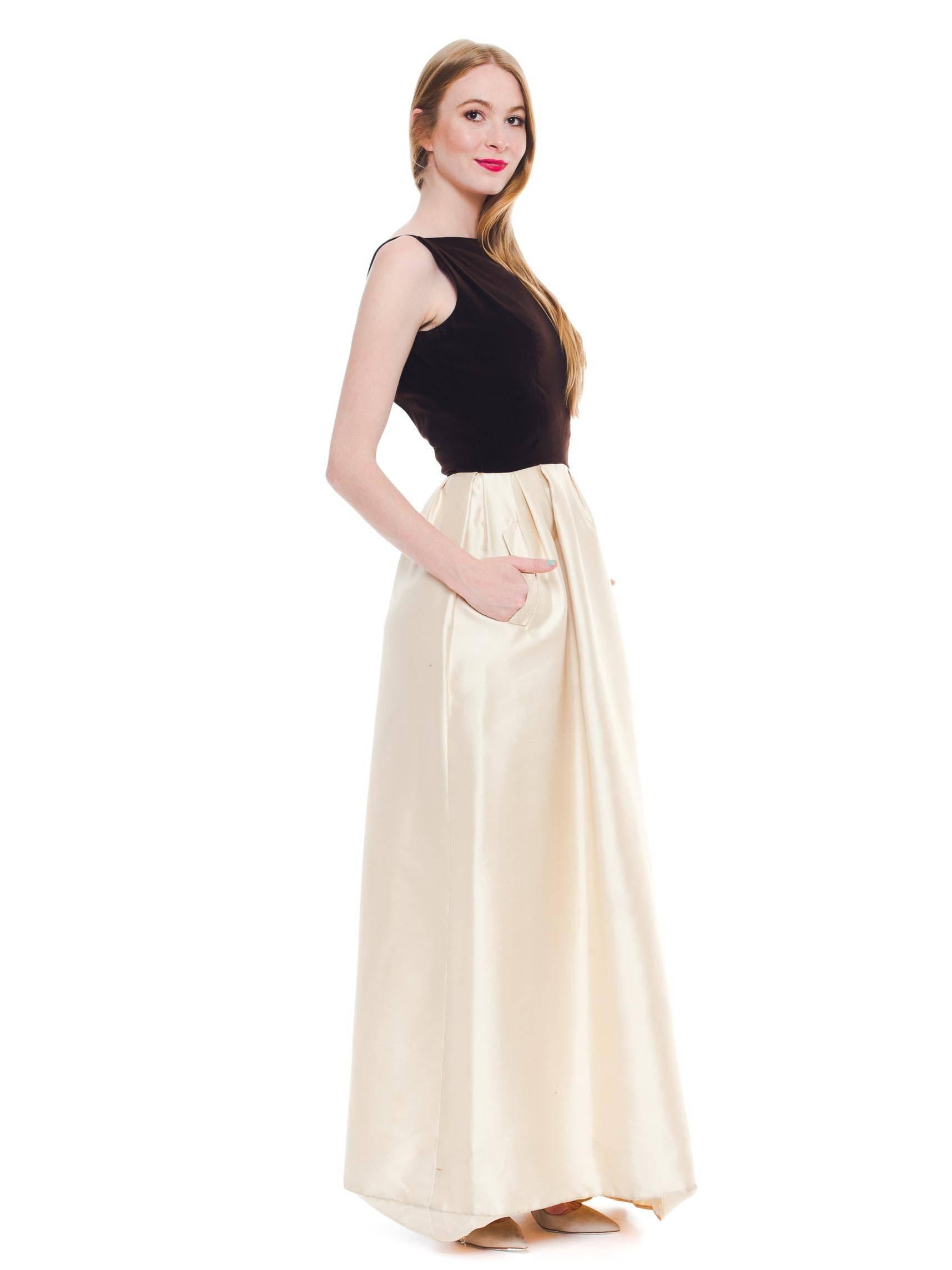 1950er Jahre NINA RICCI Elfenbeinfarbenes Kleid aus Seide und braunem Samt mit Abendumhang (Beige) im Angebot