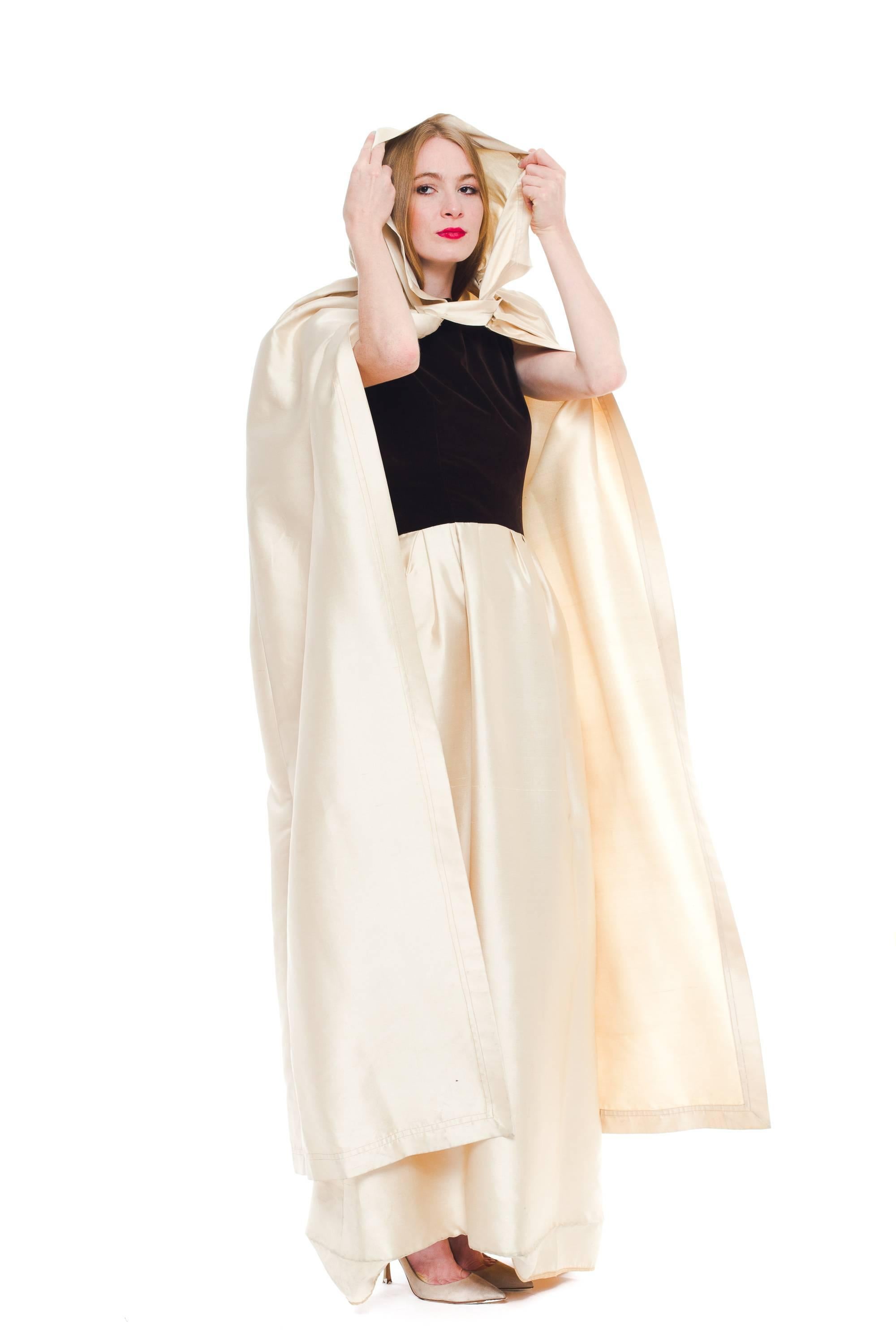 1950er Jahre NINA RICCI Elfenbeinfarbenes Kleid aus Seide und braunem Samt mit Abendumhang im Angebot 2