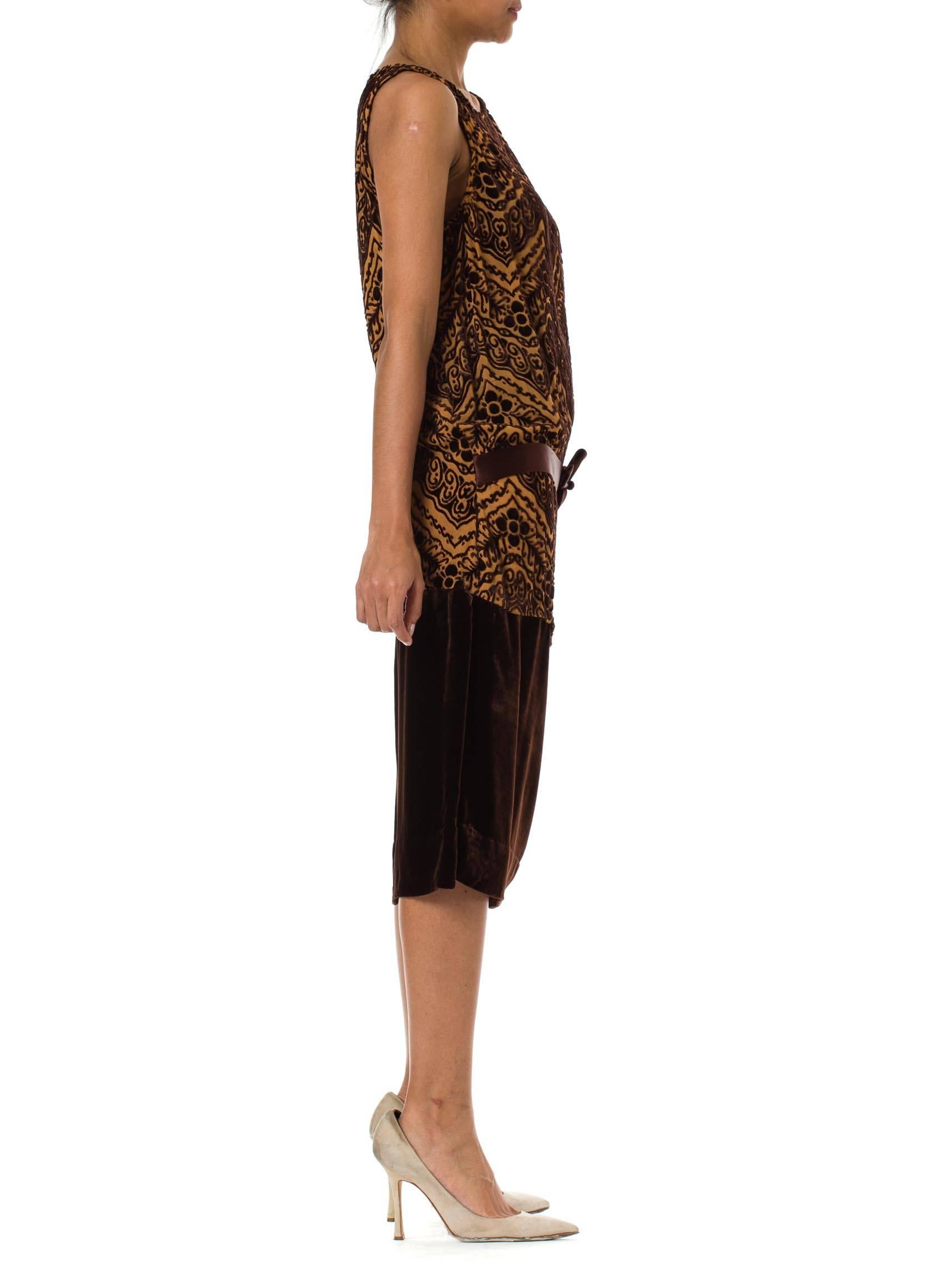 1920er Braunes Flapper-Kleid aus Seide mit Ausbrenner aus Samt Devoré mit fallender Taille im Zustand „Hervorragend“ im Angebot in New York, NY