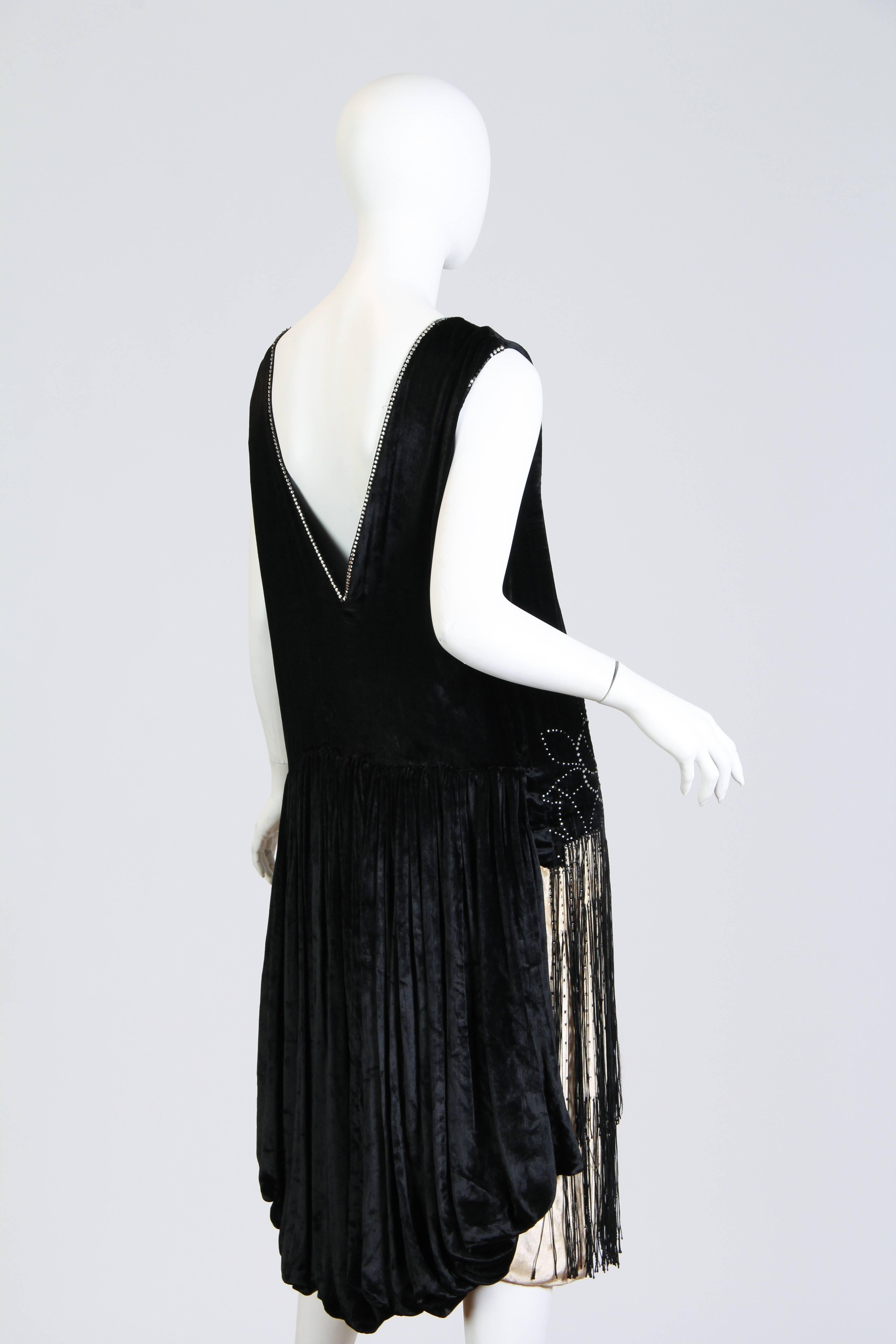 velours de soie noir et blanc des années 1920  Robe de cocktail à franges avec strass Bon état - En vente à New York, NY