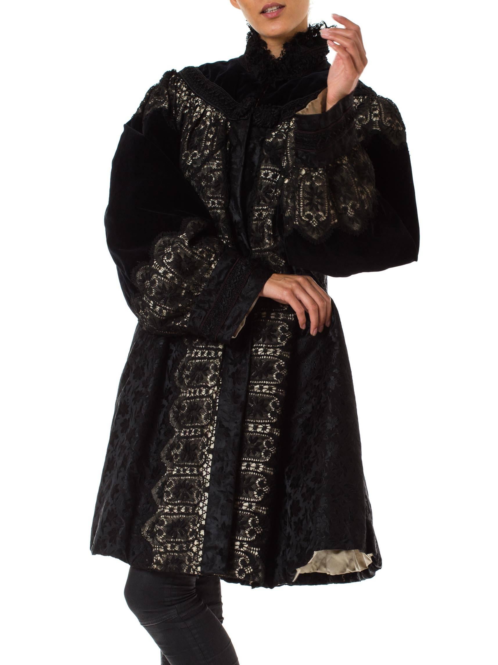 Belle Epoch aus schwarzem und weißem Seidendamast mit Samt und handgefertigter Spitze aus der viktorianischen Zeit S (Schwarz) im Angebot
