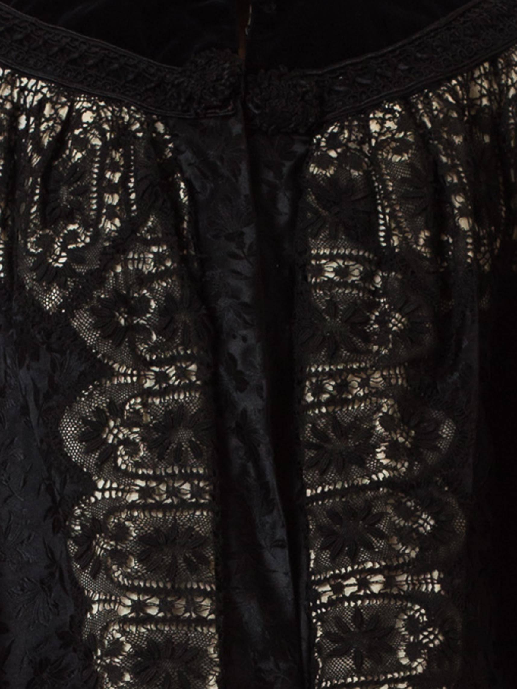 Belle Epoch aus schwarzem und weißem Seidendamast mit Samt und handgefertigter Spitze aus der viktorianischen Zeit S im Angebot 5
