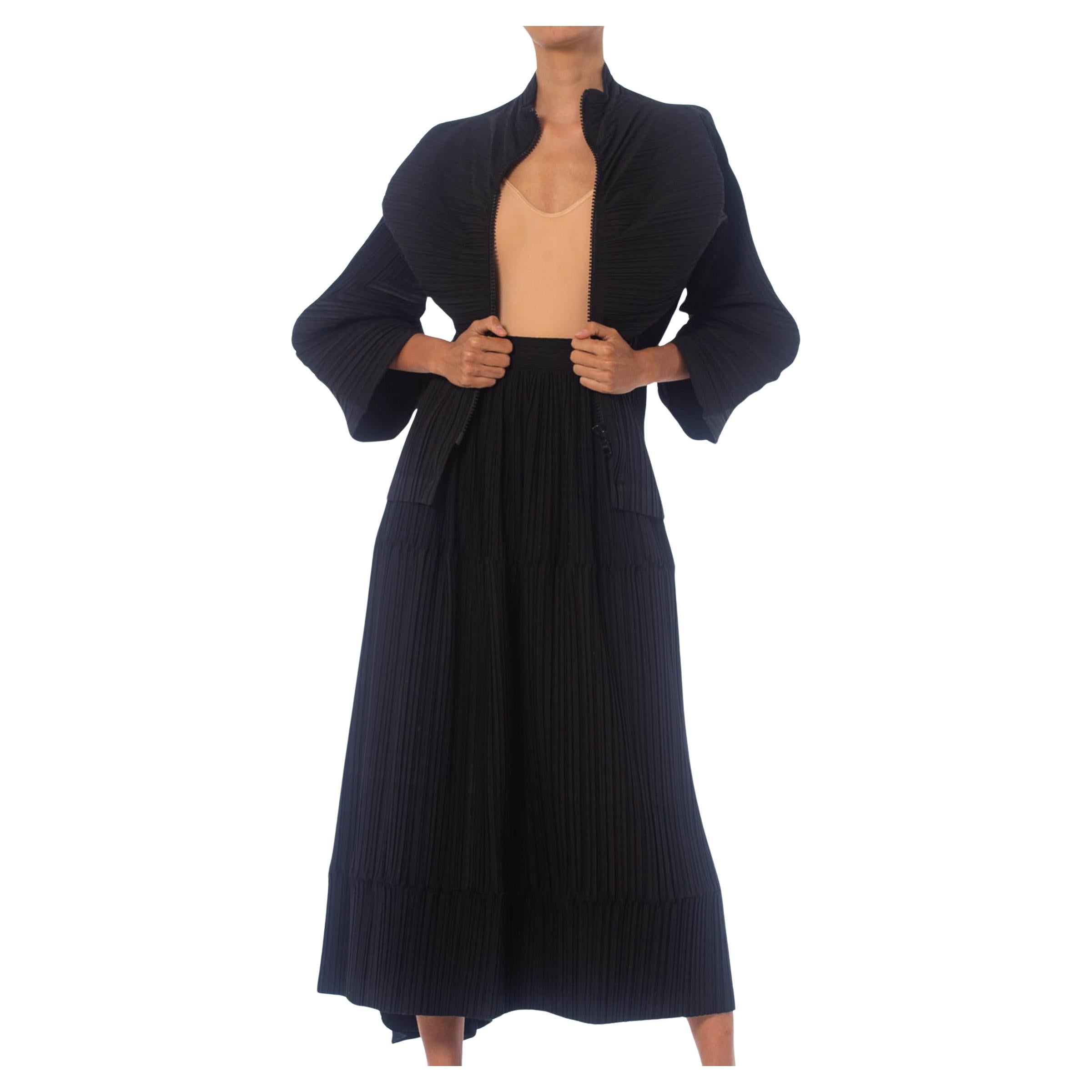 1990er ISSEY MIYAKE Schwarzes plissiertes Ensemble aus Jacke und Rock aus Polymischung im Angebot