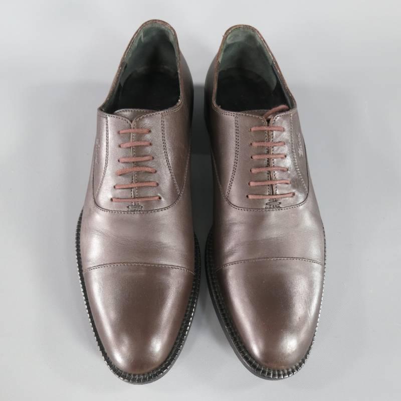 These lace up dress shoes by GUCCI come in a rich chocolate brown smooth leather and feature a rounded point cap toe, low black heel and embossed logo. With Box. Made in Italy.
 
Excellent Pre-Owned Condition.
 
Marked: 7