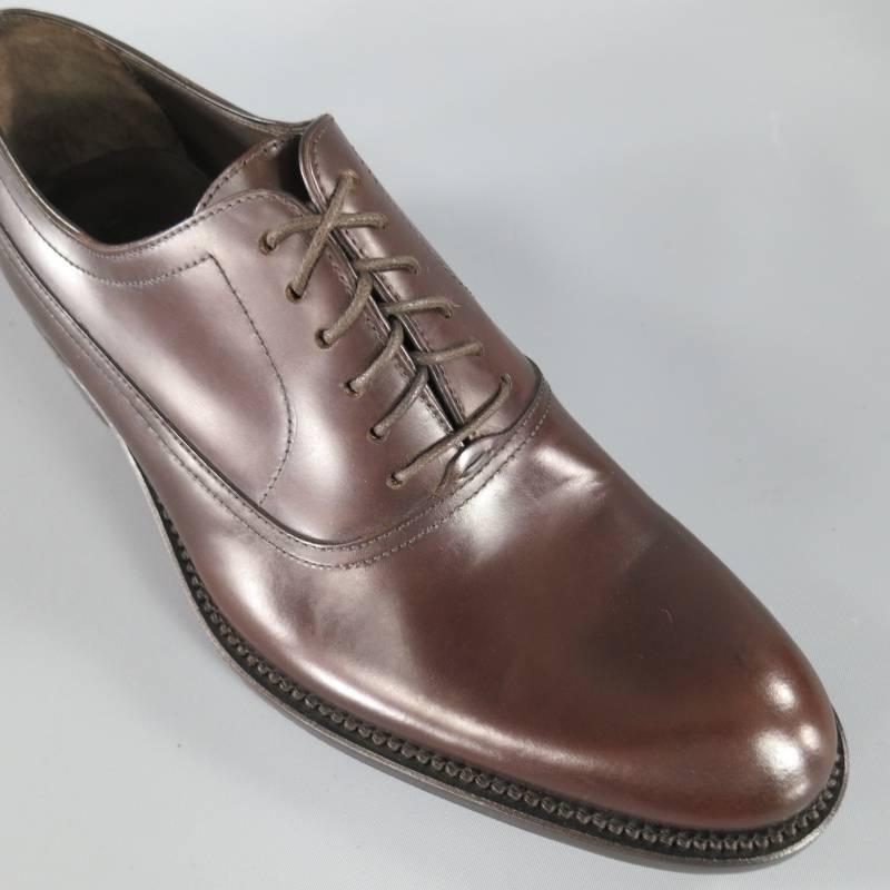 Brand new Dior Homme Lace Up Shoes consists of leather material in a brown color tone. Designed in a derby style, round pointed front with tone-on-tone stitching throughout body and vamp section. Brown waxed shoe laces. Dark brown leather sole and