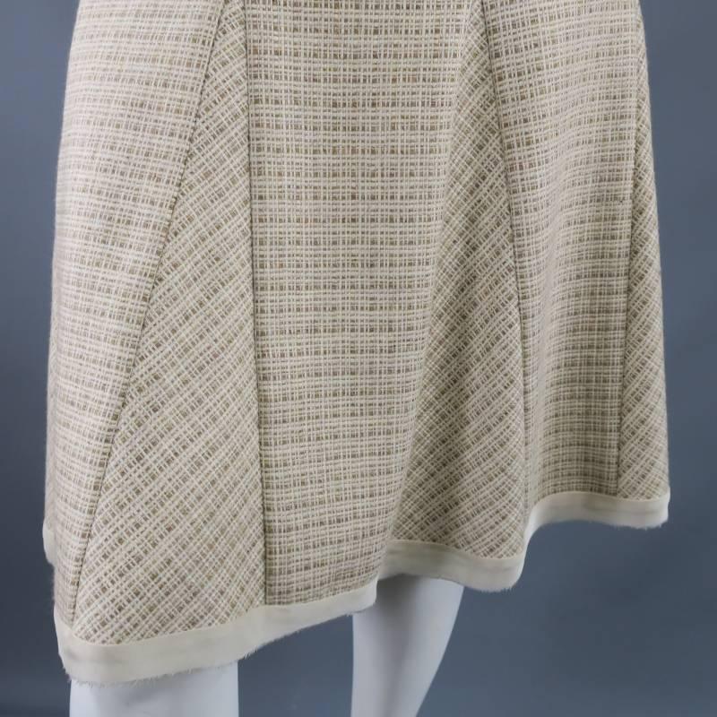 This gorgeous OSCAR DE LA RENTA skirt comes in a lovely beige, cream, and brown cashmere blend tweed and features a fitted pencil silhouette with a tulip shaped pleated bottom with cream raw silk piping. Made in Italy.
 
Excellent Pre-Owned