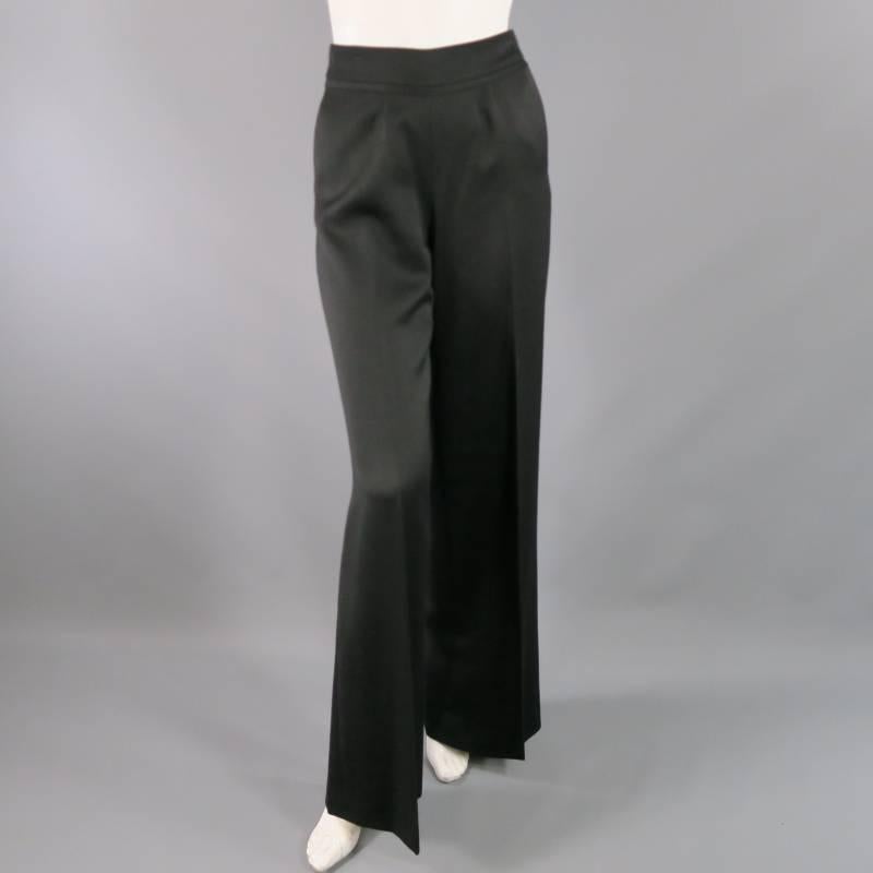 These ultra chic OSCAR DE LA RENTA high rise dress pants comes in a soft black wool and feature a a thick waist band with raw edge ribbon, single pleats, and a wide leg. Made in Italy.
 
Excellent Pre-Owned Condition.	Marked: 2
 
Measurements:
