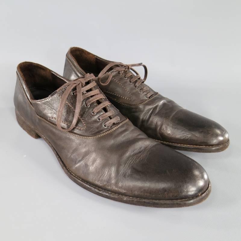 These edgy men's dress shoe's by ALEXANDER MCQUEEN come in a deep chocolate brown leather and feature a distressed, worn in look, round pointed toe, and top stitching details. Made in Italy.
 
Very Good Pre-Owned Condition.	Marked: 44

