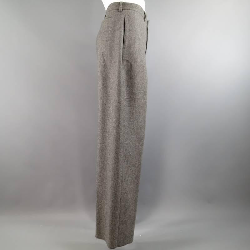 DIOR HOMME Dress Pants besteht aus Wolle/Kaschmir-Material in einem hellgrauen Farbton. Mit Reißverschluss:: seitlichen Eingrifftaschen und Standard-Gürtelschlaufen. 
Übergroßes weites Bein mit unbearbeitetem Saum. Hinten mit hinteren