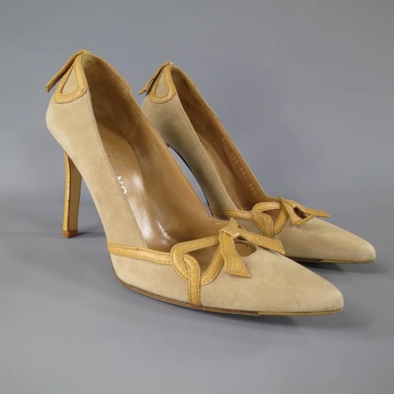 These gorgeous VALENTINO GARAVANI pumps come in a light beige suede nubuck and feature a pointed toe with cutouts and tan pebbled leather bow, bow detail heel, and matching pebbled leather stiletto heel. with box. Made in Italy.

Good Pre-owned