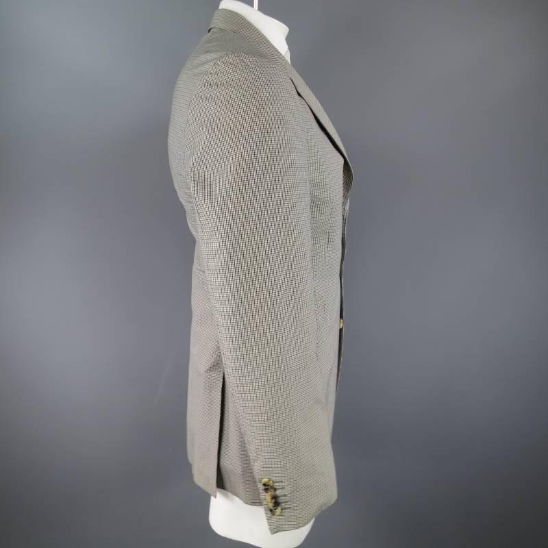 Fantastic gray wool sport coat by Paul Smith. This item features a window pane design pattern, notch lapel, flap pockets, purple lining and two button front closure. Made in Italy.
 
Marked Size: 40
 
Excellent Pre-Owned Condition
