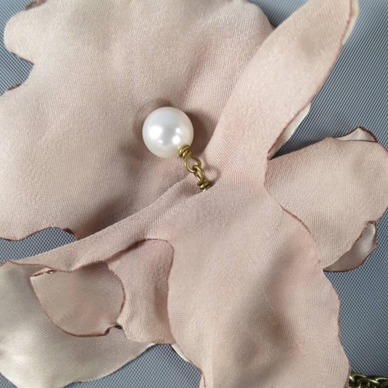 This beautiful LANVIN necklace features a dark gold tone brass chain embellished with light mauve pink silk flowers and faux pearls and wraps for a layered look.
 
Excellent Pre-Owned condition.
 
Measurements:
 
Total Length: 64 in.

Item