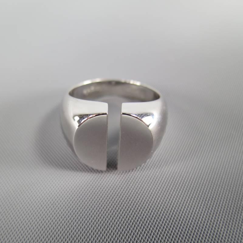 This avant garde MAISON MARTIN MARGIELA ring comes in glossy Sterling Silver and features a minimalist band with a round flat front split down the middle. With Box. Made in France.
 
Excellent Pre-Owned Condition.
 
Ring Size: 11

Item ID: