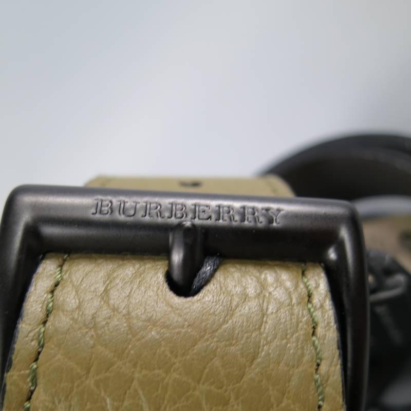 This Brand New BURBERRY belt comes in a gorgeous olive green pebbled leather with black liner and features triple rowed matte black circle studs and a matching engraved buckle. Made in Italy.
 
Brand New with Tags.     Marked: 32/80
