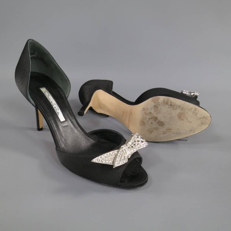 These gorgeous OSCAR DE LA RENTA D'orsay pumps come in a black silk satin and feature a peep toe, stiletto heel, and silver tone crystal embellished bow detail. Made in Italy,
 
Excellent Pre-Owned Condition.     Marked: 36.5
 
Measurements:
