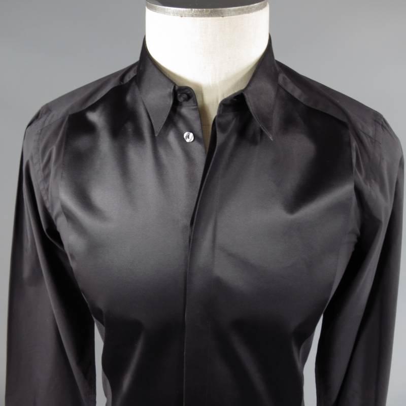 DOLCE & GABBANA Long Sleeve Shirt consists of cotton/ silk material in a black color tone. Designed with a slim pointed collar, hidden button-up front and satin tuxedo panel. Single button cuffs. Made in Italy.
 
Excellent Pre-owned