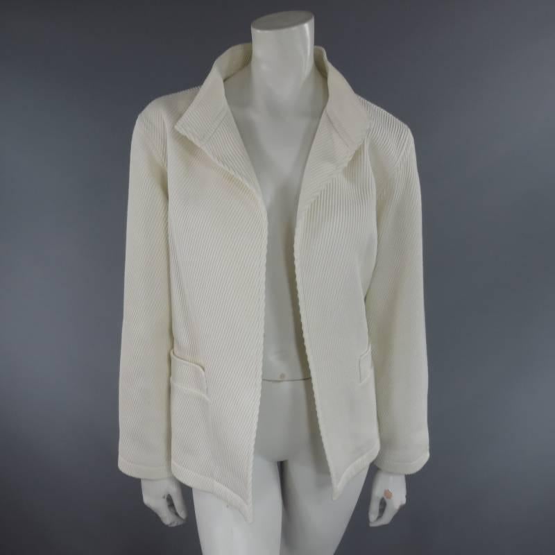 This lovely OSCAR DE LA RENTA open front jacket comes in a thick, ribbed textured cotton and features a high collar lapel, double front pockets, and chiffon lining. Made in Italy.
 
Excellent Pre-Owned Condition.
Marked: 10
 
Measurements:
