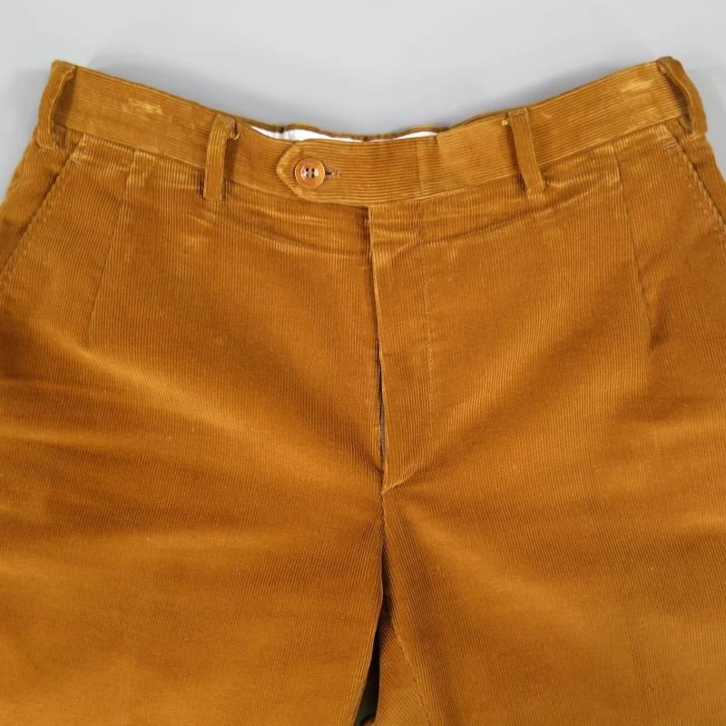 These classic BRIONI pants come in brown thick ribbed corduroy with frontal darts and a cuffed hem. Made in Italy.
 
Fair Pre-Owned Condition.
Marked: 32
 
Measurements:
 
Waist: 32 in.
Rise: 10 in.,
Length: 30 in.

Item ID: 49306
