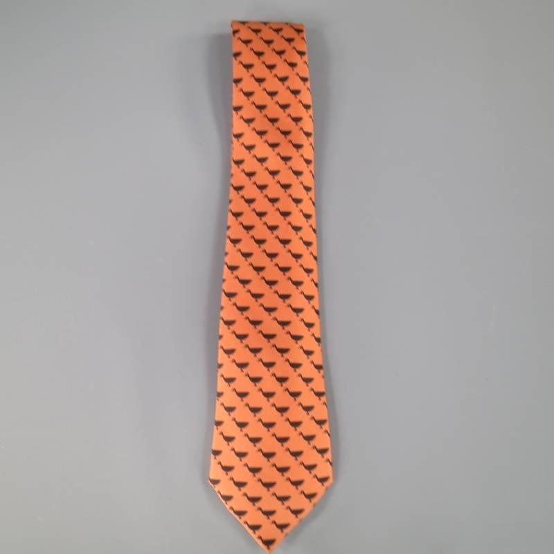 HERMES Tie consists of 100% silk material in a orange color tone. Designed with a black duck print throughout body of tie. Made in France.
 
Marked Size: 7739 OA

Item ID: 57636
