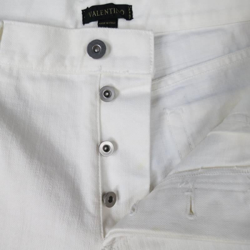 VALENTINO Jeans consists of 100% cotton material in a white color tone. Designed with button-fly opening, tone-on-tone stitching throughout body and silver detailing around pockets. Relaxed-straight leg. Made in Italy.
 
Good Pre-Owned