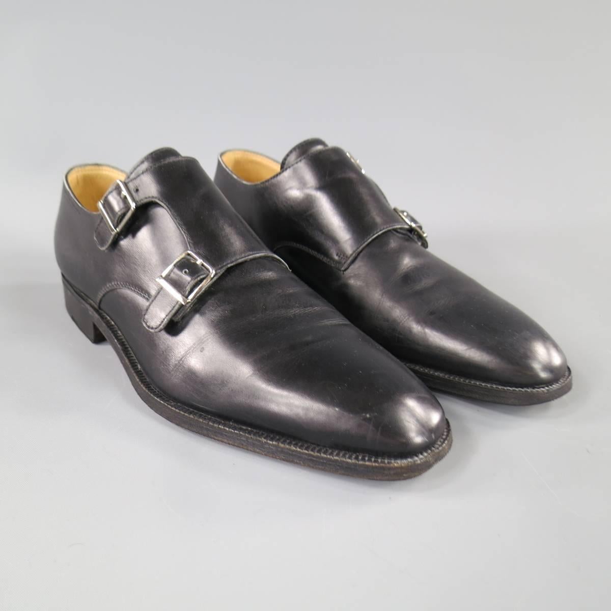 These vintage GRAVATI for WILKES BASHFORD dress shoes come in a smooth black leather with a double monk strap closure and semi rubberized sole. Made in Italy.
 
Good Pre-Owned Condition.
Marked: 8.5 M
 
Measurements:
 
Length: 11.5