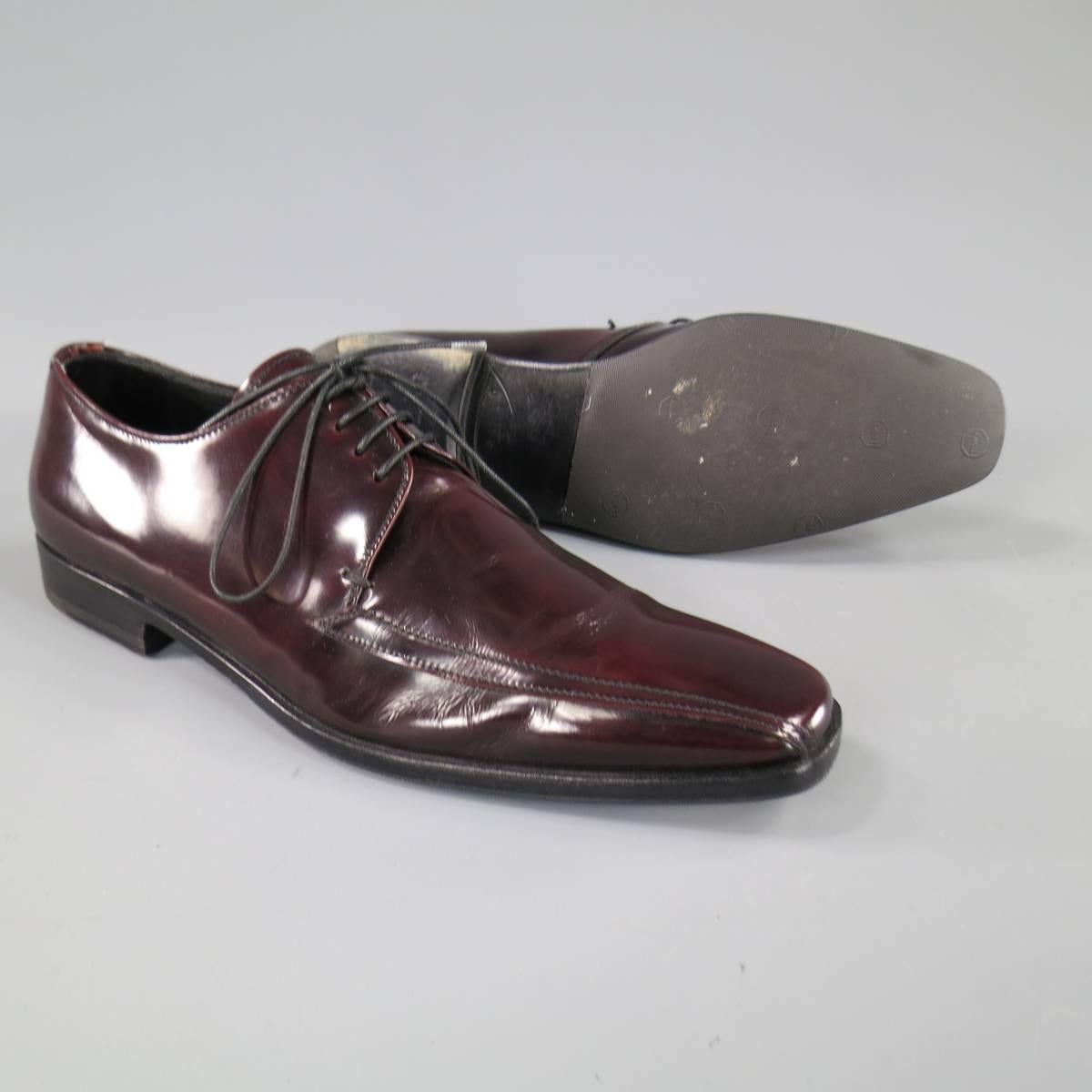 These chic PRADA dress shoes come in a rich oxblood burgundy red patent leather and feature a sleek pointed square toe with top stitching detail. Made in Italy.
 
Very Good Pre-Owned Condition.
Marked: 6
 
Measurements:
 
Length: 12