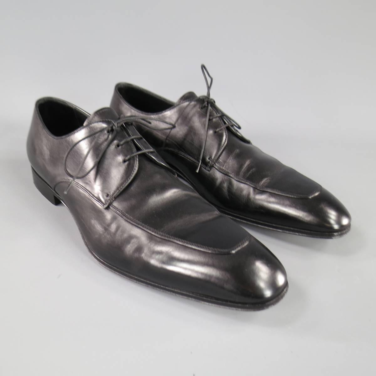 These classic PRADA dress shoes come in smooth black leather and features a lace up front and pointed toe with top stitch detail. Made in Italy.
 
Very Good Pre-Owned Condition.
Marked: 9 1/2
 
Measurements:
 
Length: 12.75 in.
Width: 4 in.