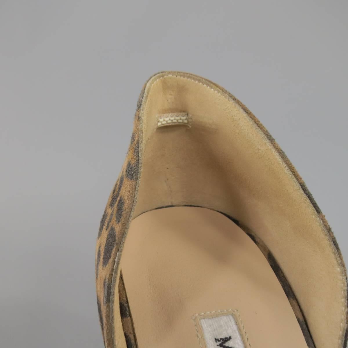 These unique MANOLO BLAHNIK d'orsay pumps come in brown leopard print suede with patent leather piping and heel, and a snake skin toe detail. Made in Italy.
 
Good pre-Owned Condition.
Marked: 37
 
Measurements:
 
Length: 10.5 in.
Width: 3